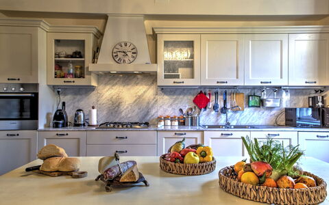 La Martinella 12: Køkken, Countertop, Møbel, Køkken Apparat, Indretning, Cabinetry, Større Bandage, Gulvbelægning, Værelse, Belysning