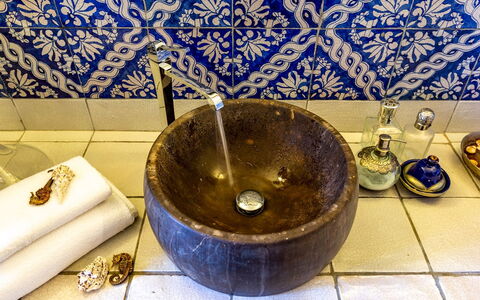 Villa Alba 12: Sanitærarmatur, Badeværelse, Vvs, Tap, Badeværelsesvask, Håndvask, Flise, Keramisk, Porcelæn, Still Life Photography