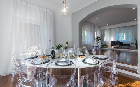 Villa Ninetta 10+1: Møbel, Indretning, Gulvbelægning, Stol, Bord, Loft, Etage, Belysning, Køkken & Spisebord, Spisestue