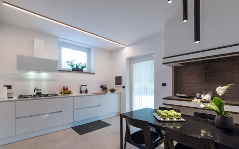 Villa Ninetta 10+1: Køkken, Indretning, Countertop, Lysarmatur, Loft, Belysning, Hjem, Gulvbelægning, Cabinetry, Køkken Apparat
