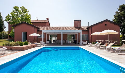Villa Ninetta 10+1: Svømmepøl, Udvej, Kompositmateriale, Hjem, Estate, Udendørs Møbler, Stol, Eco Hotel, Skygge, Liggestol