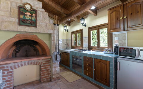 Villa Miki 10: Træ, Køkken, Indretning, Gulvbelægning, Møbel, Countertop, Hjem, Loft, Cabinetry, Dør