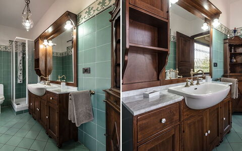 Villa Miki 10: Badeværelsesvask, Sanitærarmatur, Håndvask, Badeværelse, Indretning, Badeværelsesskab, Cabinetry, Tap, Gulvbelægning, Countertop
