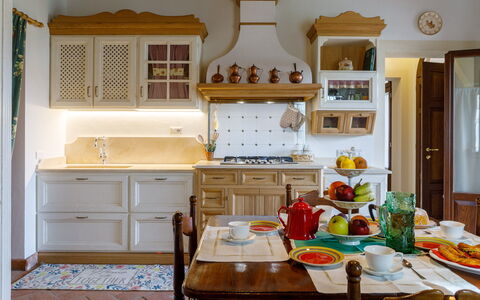 Ca' Pellicciano 8: Møbel, Indretning, Køkken, Cabinetry, Træ, Gulvbelægning, Countertop, Værelse, Belysning, Skab