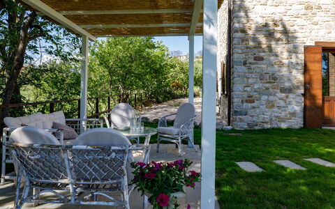 Villa Agostini 10: Møbel, Stol, Udendørs Møbler, Hjem, Have, Veranda, Skygge, Dør, Udendørs Bord, Backyard