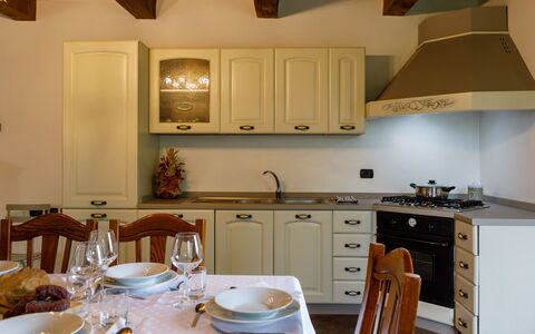 Villa Agostini 10: Køkken, Indretning, Møbel, Træ, Countertop, Køkken Apparat, Cabinetry, Større Bandage, Gulvbelægning, Loft