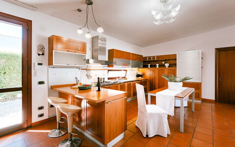 Villa Demal 8+2: Køkken, Møbel, Indretning, Gulvbelægning, Køkken Apparat, Countertop, Træ, Cabinetry, Hjem, Etage