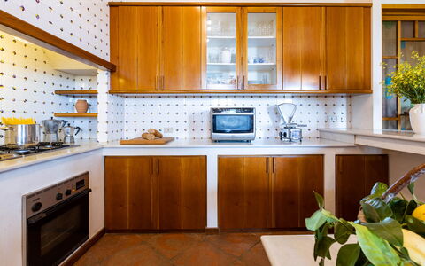 Villa Desiderio 9: Køkken, Countertop, Køkken Apparat, Cabinetry, Indretning, Større Bandage, Gulvbelægning, Træ, Møbel, Belysning