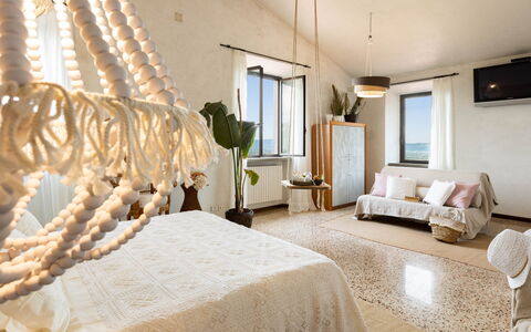 Villa Desiderio 9: Soveværelse, Indretning, Seng, Møbel, Textile, Sengetøj, Belysning, Sengetøj, Sengetøj, Gulvbelægning