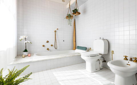 Villa Desiderio 9: Badeværelse, Sanitærarmatur, Toilet, Toiletbræt, Vvs, Tap, Gulvbelægning, Indretning, Håndvask, Flise