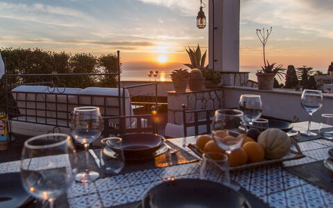 Attico Giafari 6: Skumring, Altan, Udendørs Bord, Aften, Stol, Udendørs Møbler, Blomsterkrukke, Solnedgang, Restaurant, Køkken & Spisebord