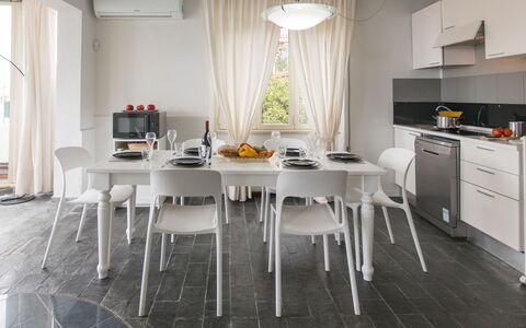 Attico Giafari 6: Møbel, Indretning, Gulvbelægning, Stol, Etage, Bord, Køkken & Spisebord, Belysning, Loft, Køkken