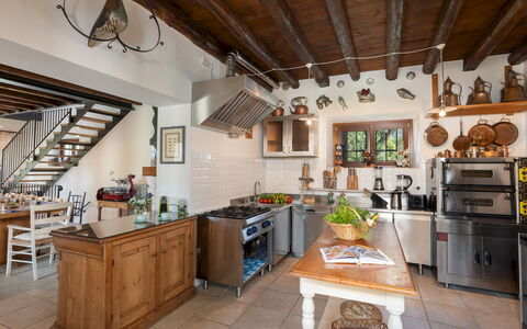 Villa Barchessa Panigai 8: Møbel, Køkken, Indretning, Træ, Countertop, Cabinetry, Gulvbelægning, Køkken Apparat, Hjem, Stol