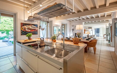 Villa le Cave 12: Indretning, Køkken, Møbel, Gulvbelægning, Countertop, Loft, Etage, Belysning, Stol, Cabinetry