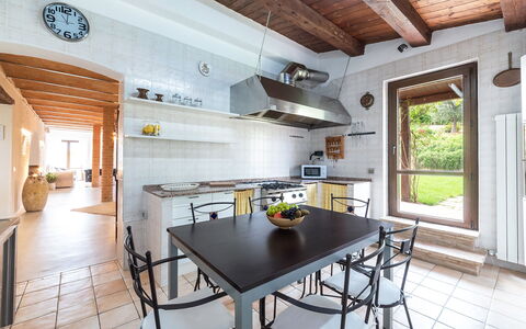 Villa Casanostra 12: Møbel, Indretning, Gulvbelægning, Køkken, Træ, Countertop, Etage, Loft, Hjem, Værelse