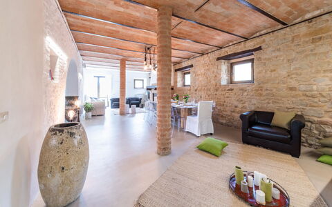 Villa Casanostra 12: Væg, Møbel, Indretning, Loft, Gulvbelægning, Værelse, Etage, Stol, Stue, Bjælke