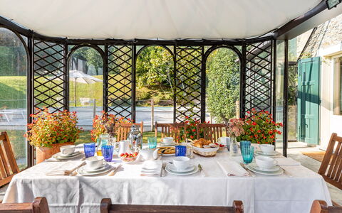 Villa la Dolce 8: Møbel, Bord, Stol, Indretning, Køkken & Spisebord, Spisestue, Dug, Restaurant, Værelse, Udendørs Bord