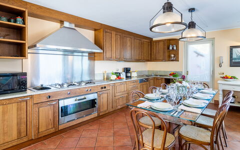 Villa la Dolce 8: Køkken, Møbel, Indretning, Countertop, Gulvbelægning, Cabinetry, Køkken Apparat, Træ, Loft, Større Bandage