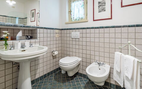 Villa la Dolce 8: Sanitærarmatur, Badeværelse, Gulvbelægning, Badeværelsesvask, Indretning, Etage, Håndvask, Tap, Vvs, Toiletbræt