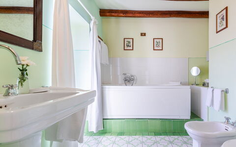 Villa Rivetta 6+2: Indretning, Badeværelse, Sanitærarmatur, Gulvbelægning, Etage, Badekar, Vvs, Tap, Flise, Håndvask