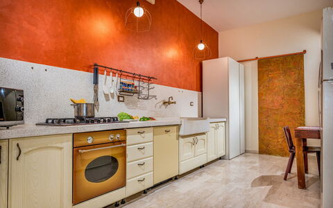 Villa Relax 12+2: Gulvbelægning, Indretning, Træ, Etage, Loft, Køkken, Countertop, Belysning, Cabinetry, Værelse