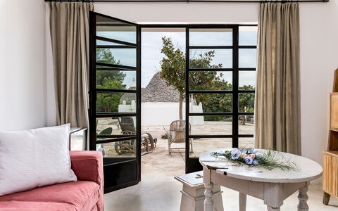 Trullo Santa Pazienza 6+3: Møbel, Indretning, Træ, Gulvbelægning, Etage, Værelse, Belysning, Hjem, Dør, Stue