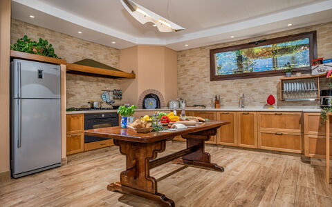 Villa Provenza 12+4: Møbel, Indretning, Gulvbelægning, Køkken, Træ, Countertop, Loft, Etage, Cabinetry, Husholdningsapparat