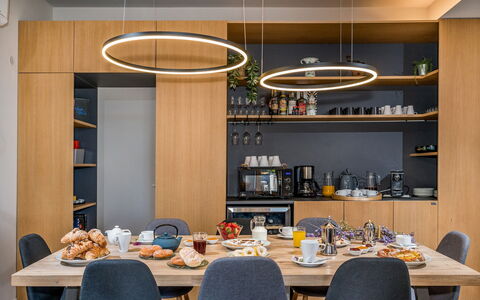 Villa Provenza 12+4: Møbel, Indretning, Træ, Køkken & Spisebord, Lysarmatur, Bord, Spisestue, Loft, Belysning, Gulvbelægning
