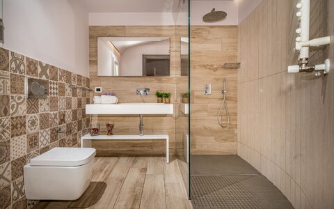 Villa Provenza 12+4: Gulvbelægning, Badeværelse, Etage, Sanitærarmatur, Toiletbræt, Toilet, Indretning, Flise, Håndvask, Vvs