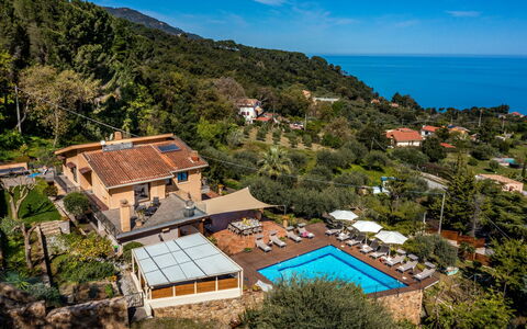 Villa Provenza 12+4: Udvej, Svømmepøl, Fugleperspektiv, Eco Hotel, Kyst, Hill Station, Estate, Luftfotografering, Fritid, Ferieby