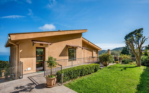 Villa Provenza 12+4: Hjem, Hus, Boligområde, Tag, Sommerhus, Veranda, Estate, Altan, Eco Hotel, Stuehus