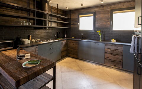 Villa Passo degli Aironi 12: Køkken, Møbel, Countertop, Gulvbelægning, Indretning, Træ, Cabinetry, Køkken Apparat, Loft, Etage