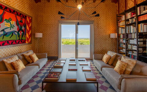 Villa Passo degli Aironi 12: Indretning, Møbel, Gulvbelægning, Etage, Loft, Belysning, Værelse, Stol, Bejdse, Stue