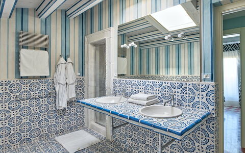 Villa Majoli 9: Blå, Indretning, Gulvbelægning, Etage, Flise, Sanitærarmatur, Badeværelse, Loft, Værelse, Tap