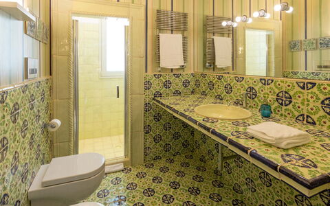 Villa Majoli 9: Badeværelsesvask, Badeværelse, Gulvbelægning, Indretning, Etage, Sanitærarmatur, Håndvask, Tap, Toiletbræt, Flise