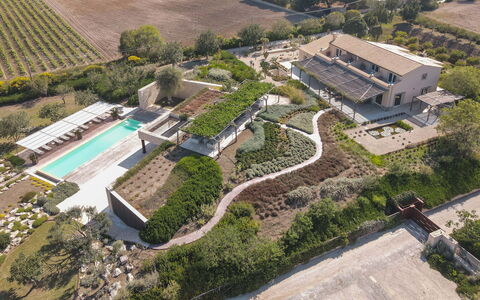 Villa Majoli 9: Boligområde, Estate, Hjem, Tag, Svømmepøl, Land Lot, Have, Landscaping, Mansion, Udvej