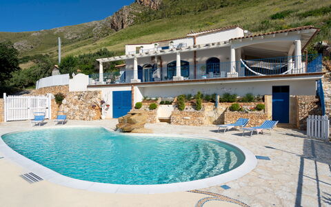 Villa Olimpia 6+2: Blå, Svømmepøl, Udendørs Møbler, Udvej, Møbel, Stol, Eco Hotel, Estate, Paraply, Villa