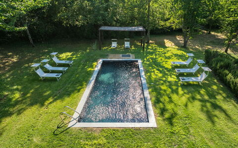 Casale dei Tigli 8: Svømmepøl, Have, Lawn, Landscaping, Backyard, Udendørs Møbler, Parkere, Water Feature, Skygge, Gård