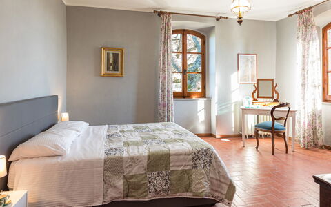 Casale le Tre Querce 8+1: Møbel, Indretning, Soveværelse, Seng, Værelse, Gulvbelægning, Textile, Loft, Sengetøj, Sengetøj