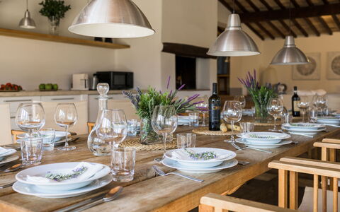 Villa Carmeli 12+2: Møbel, Indretning, Bord, Bordservice, Spisestue, Køkken & Spisebord, Stol, Værelse, Belysning, Serveware