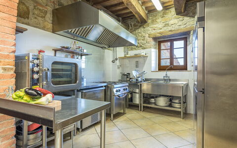 Podere le Corone 14: Køkken, Køkken Apparat, Countertop, Større Bandage, Komfur, Husholdningsapparat, Komfur, Cabinetry, Møbel, Gulvbelægning