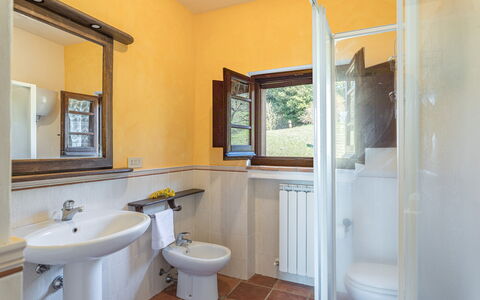 Podere le Corone 14: Indretning, Gulvbelægning, Loft, Værelse, Etage, Belysning, Møbel, Hjem, Sanitærarmatur, Dør
