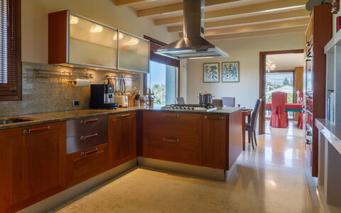Villa California 6: Møbel, Køkken, Countertop, Indretning, Cabinetry, Gulvbelægning, Køkken Apparat, Træ, Større Bandage, Loft