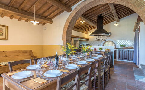 Podere Pratovecchio 14+2: Møbel, Gulvbelægning, Bord, Køkken & Spisebord, Stol, Spisestue, Stuehus, Villa, Stueplante, Countertop