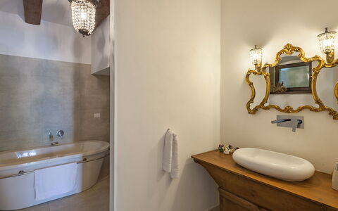 Casa Melograno 11+2: Badeværelse, Sanitærarmatur, Indretning, Badekar, Gulvbelægning, Tap, Badeværelsesvask, Håndvask, Etage, Vvs
