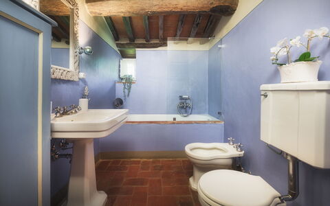 Villa Marraccini 8: Væg, Sanitærarmatur, Badeværelse, Badeværelsesvask, Håndvask, Tap, Gulvbelægning, Vvs, Dør, Toilet