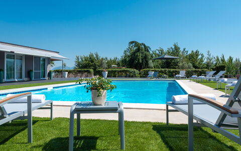 Villa Atmosfere 8: Svømmepøl, Udvej, Udendørs Møbler, Skygge, Have, Landscaping, Lawn, Stol, Eco Hotel, Gård