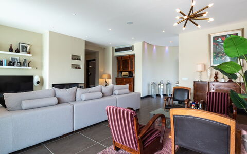 Villa Atmosfere 8: Møbel, Indretning, Gulvbelægning, Etage, Couch, Værelse, Stue, Træ, Loft, Bord