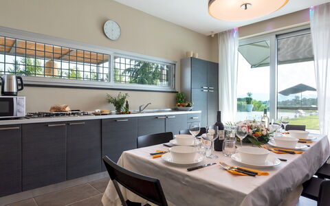 Villa Atmosfere 8: Indretning, Køkken, Møbel, Belysning, Hjem, Gulvbelægning, Countertop, Loft, Stol, Køkken Apparat