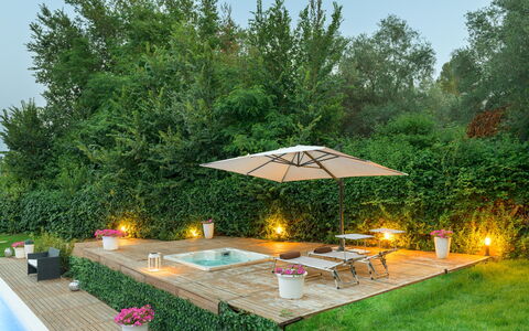 Villa Rossa 12: Have, Svømmepøl, Udendørs Møbler, Møbel, Paraply, Backyard, Blomsterkrukke, Udendørs Bord, Udvej, Stol